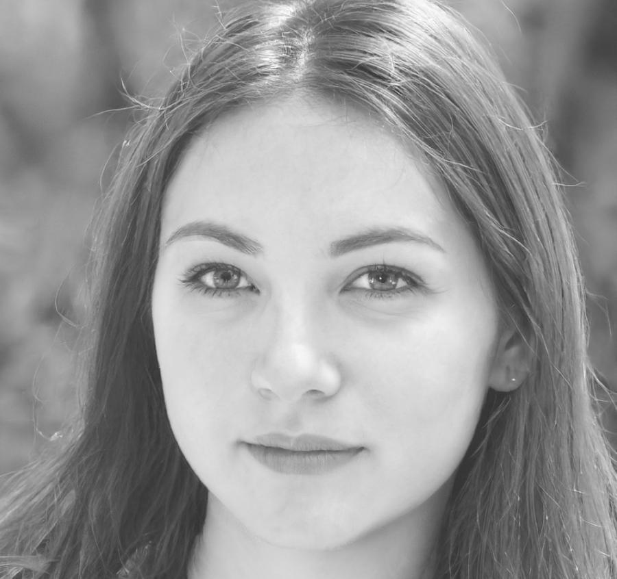 Portrait de Céleste Moreau, experte en analyse financière